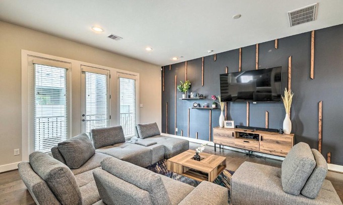 Northside Casa | Stylish Houston Townhome about 3 Mi to Downtown!