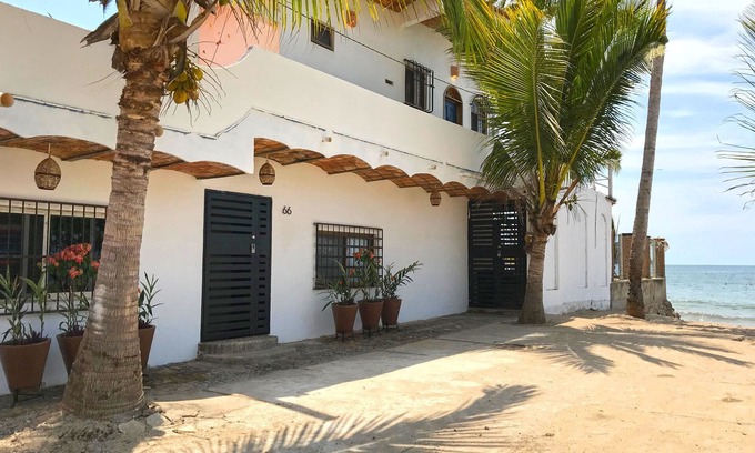 Los Pescadores Casa | Elegante interior / exterior, loft frente a la playa de 2 dormitorios en La Esquina Peresoza.