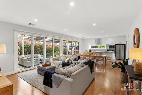 Cowes Casa | Stylish Indoor Outdoor Sleeps 8