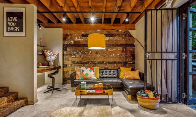 Ultimo Apartamento | + + Stylish Industrial Charm, in a Prime Locale.