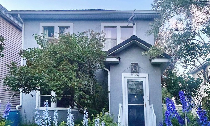 Inglewood Casa | Stylish Inner-City Character Home, steps to river, restaurants and shops.