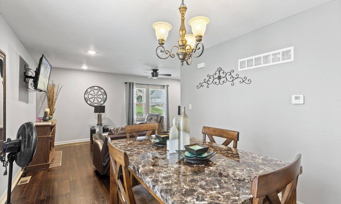 South Kansas City Casa | Charming 2-bedroom house Dynasty
