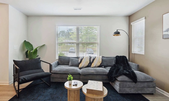 Southwest Raleigh Casa | Stylish King 3-Bed Townhome Minutes to Cary & NC State!