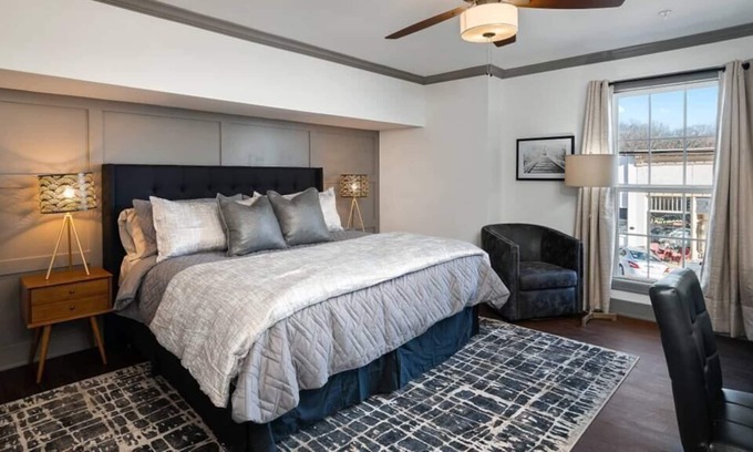 Parkville Apartamento | Stylish King Suite On Main w/ Views | Desk | Wifi