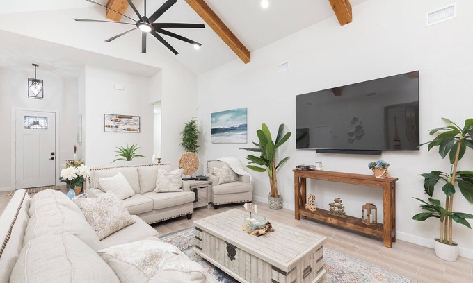 La Joya Casa | Stylish Lakefront Home in La Joya with Deck Views