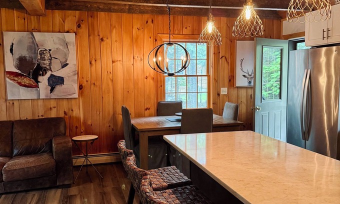 Beaver Cove Cabina | Stylish Lakeside Cabin on Moosehead Lake Renovated Interior Sleeps 8-10