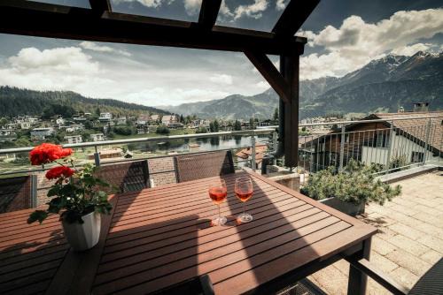Laax Apartamento | Stylish Lakeview Apartment Balcony & Free Parking