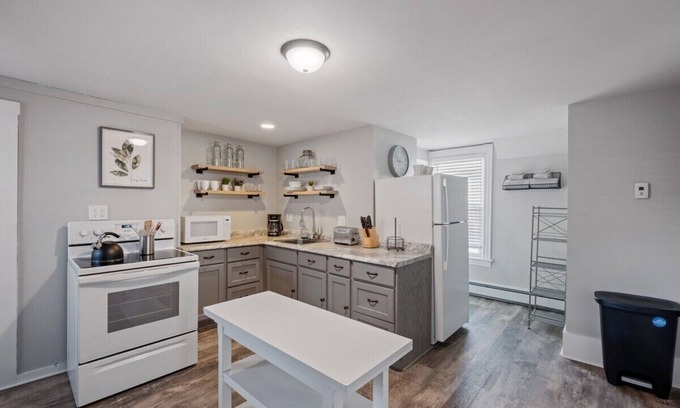 Manchester Apartamento | Stylish & Large Top Floor w/ Private Front Porch