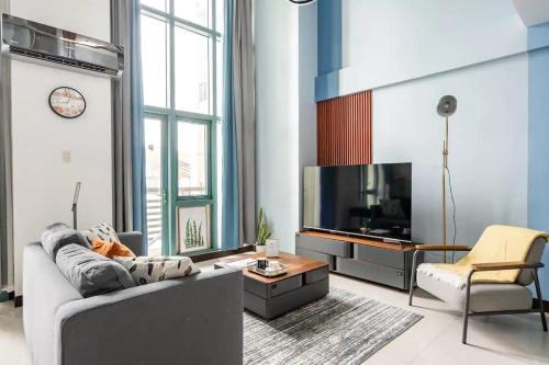 Bagumbayan Apartamento | Stylish loft, 65 in UHDTV w Fast WiFi + Pool & Gym