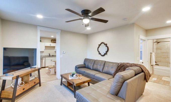 Logan Apartamento | Stylish Logan Retreat w/ Smart TV + Central A/C!