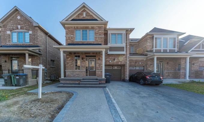Brampton Casa | Stylish & Luxe ~ 4BR, 3.5WR ~ Brampton