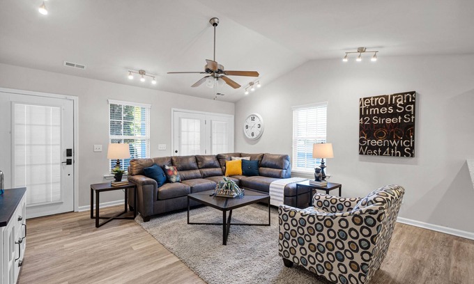 Northeast Raleigh Casa | Stylish Luxe One-Level Twnh Steps from Neuse Trail