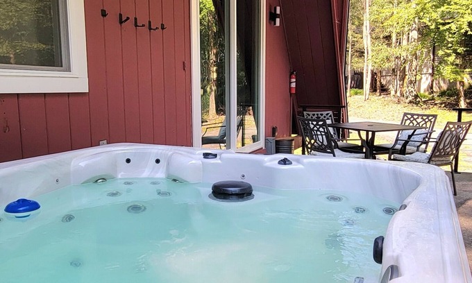 East Stroudsburg Cabina | Stylish Magazine-Worthy A-frame w/ Hot tub, Firepit, Game Rm in East Stroudsburg
