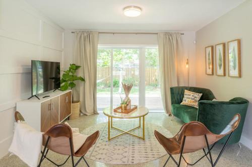 Dover Shores West Casa | Stylish Mid Century 3 Bedroom House Near Downtown
