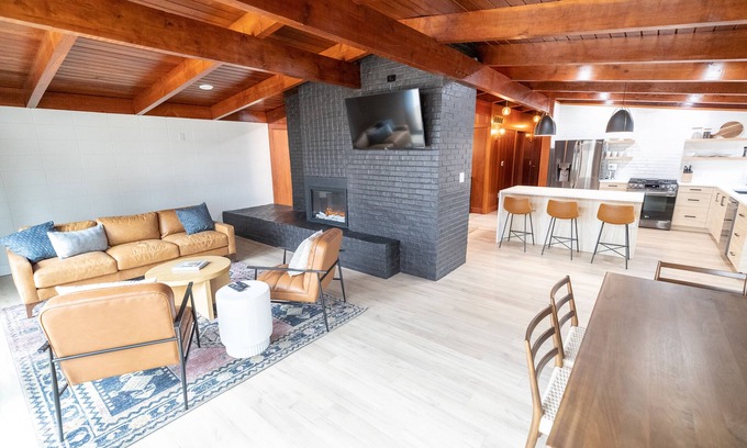 Ludington Casa | Stylish Mid-Century Modern Cottage