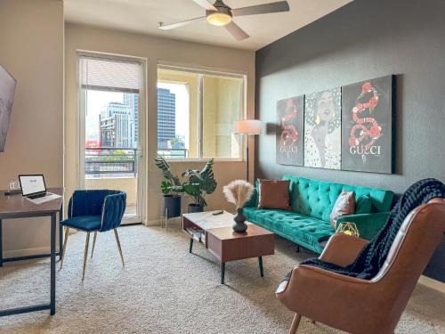 Mid-Wilshire Apartamento | Stylish Mid-Wilshire Apt, Free Parking, Gucci Art, 10mins to Cedars