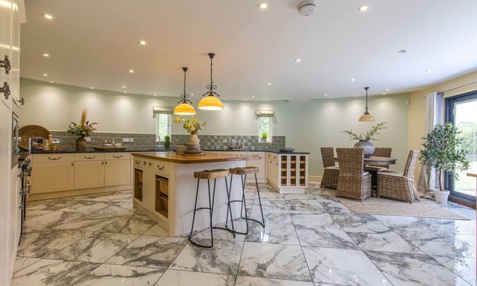 Hethel Casa | Stylish, modern 5bed Farmhouse w/garden & parking