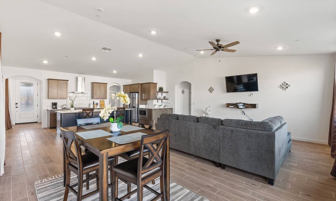 Pumpkin Center Casa | Stylish & Modern Bakersfield Retreat Near Downtown