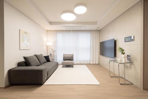 Tobongil-tong Apartamento | Stylish Modern Condo, 3 Bedrooms, 2 Bathrooms, 4 Air Conditioners, 65-inch TV, Laundry Machine & Dryer