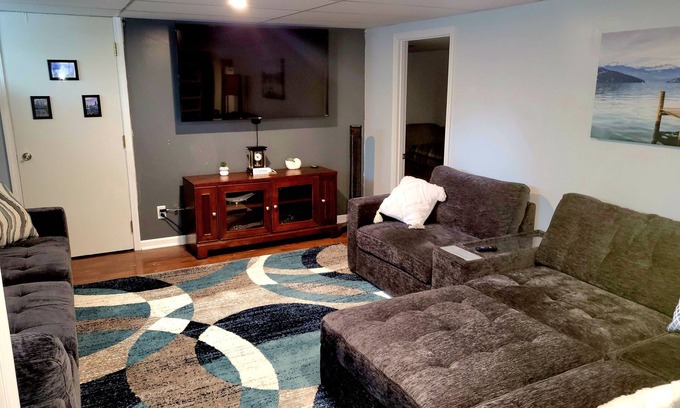Beecher Apartamento | Stylish, Modern & Cozy Garden Apartment near Chicago