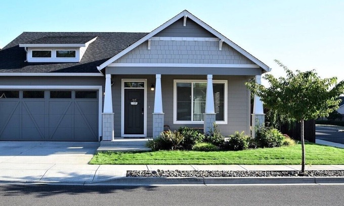 Battle Ground Casa | Stylish modern home- explore PNW Hike work from home or explore nearby wineries