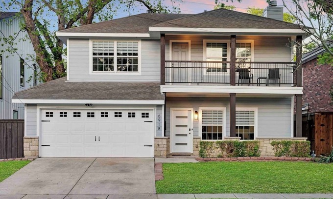 Dallas Casa | Brand New - PRIME Location, Huge Yard + HOT TUB