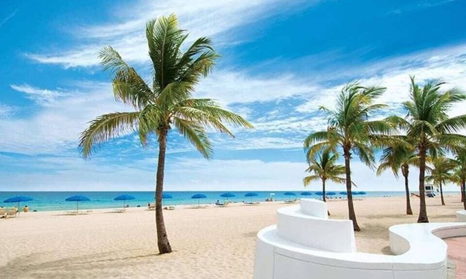North Corals Casa | Stylish Modern Retreat with Hot Tub & Free Parking