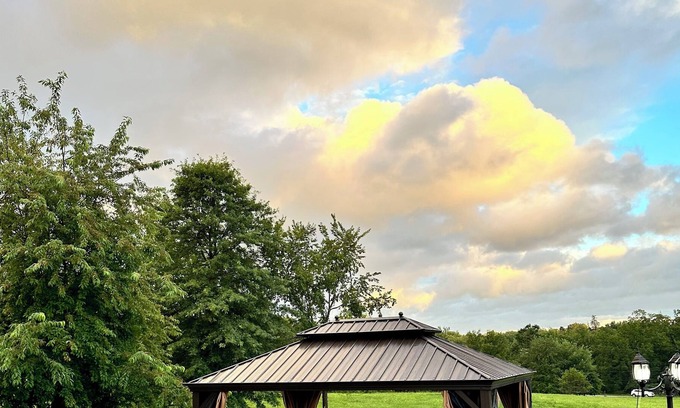 Montgomery Casa | Stylish Modern Retreat: 3.5 Acres + 1 Hour From NYC