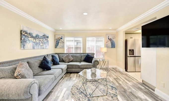Southwestern Sacramento Casa | Stylish & Modern Sacramento Getaway Near Downtown!