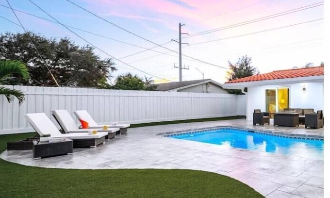 Coral Ridge Isles Casa | Stylish Modern Oasis Pool 2mil to Beach