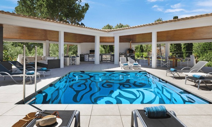 Urbanitzacio la Font Villa | Elegante villa cerca del casco antiguo con piscina privada y amplio jardín.