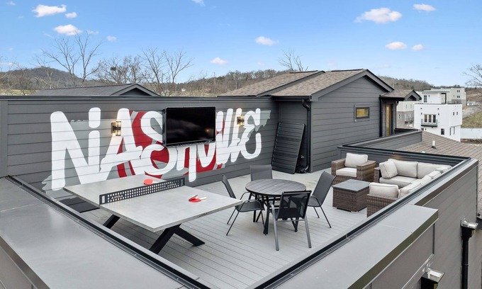 Haynes Area Casa | Stylish Multi-Level Retreat | Rooftop & Pool Table