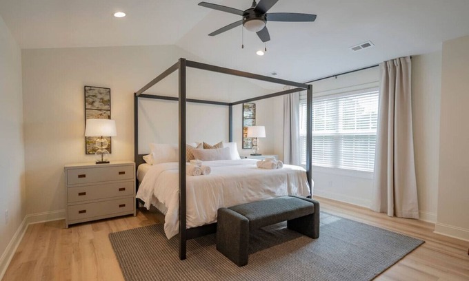 Lynchburg Apartamento | Stylish New Build | 3BR Townhouse | Master BDR TV!