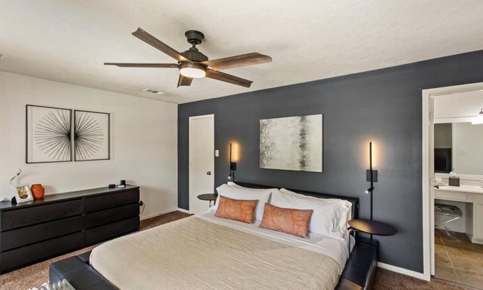 Houston Casa | Stylish North Houston 4 bedroom⭐️ Sleeps 8, pool table, BBQ, fire pit