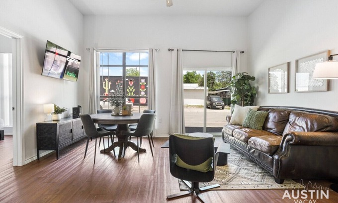 North Loop Apartamento | Stylish North Lamar Gem for a Group + Free Parking