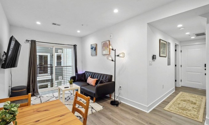 Petworth Cama Y Desayuno | Stylish NW DC Unit with Balcony & In-House Services