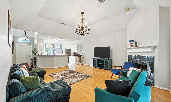 Northwest Carrollton Casa | Stylish Oasis in Carrollton w/ Pool, Big Master,Media Room, Ping Pong Near Ktown