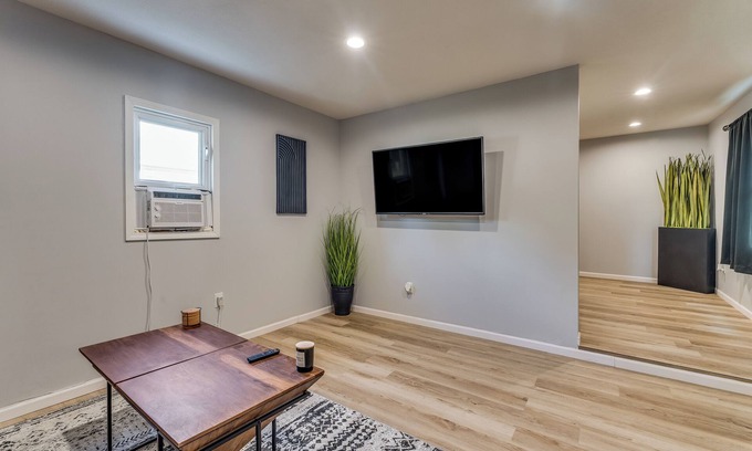 South Hutchinson Casa | "Stylish Oasis: Modern Comfort!