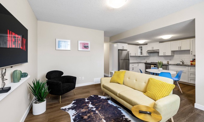 Jasper Place Apartamento | Stylish Oasis *Private Fenced Yard* Near WEM Mall