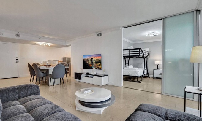 La Gorce Apartamento | Stylish Ocean Beach Retreat / Beach Service / 1009
