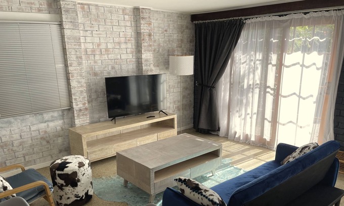 Green Point Apartamento | Stylish pet friendly studio minutes to lake and beach