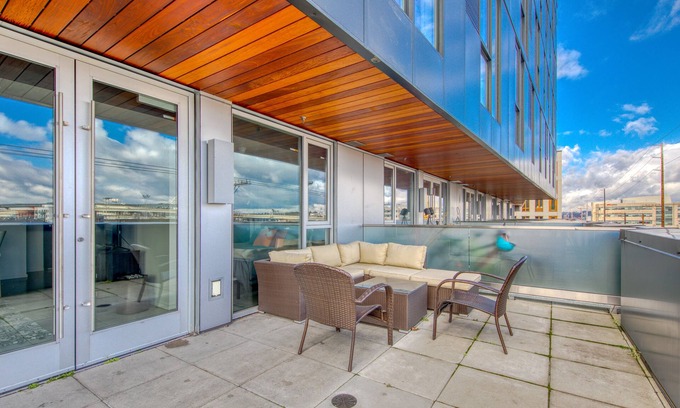 Uptown Condominio | Elegante condominio Q21 con increíbles vistas al patio y excelente ubicación para explorar NW PDX