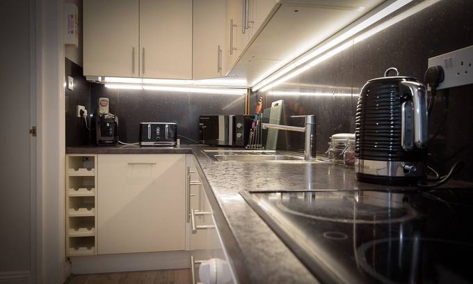 Montpellier Apartamento | Stylish Racing Themed 3 BR Apt with FREE Netflix