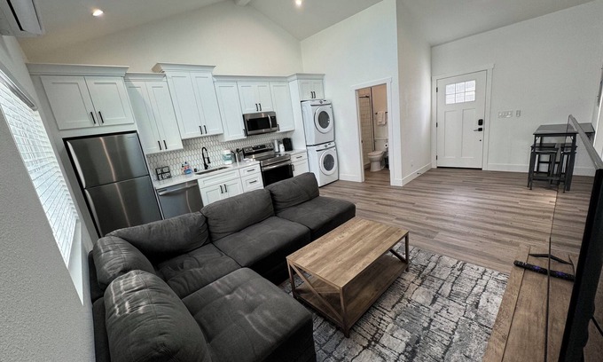 Pleasant Hill Condominio | Stylish & Relaxing Gem: Downtown ~ New Entire 2BD guesthouse in Pleasant Hill