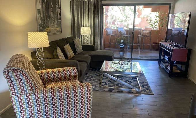 Paradise Valley Village Condominio | Remodelación con estilo en el entorno del resort: ¡absolutamente precioso! Perfecta ubicación.
