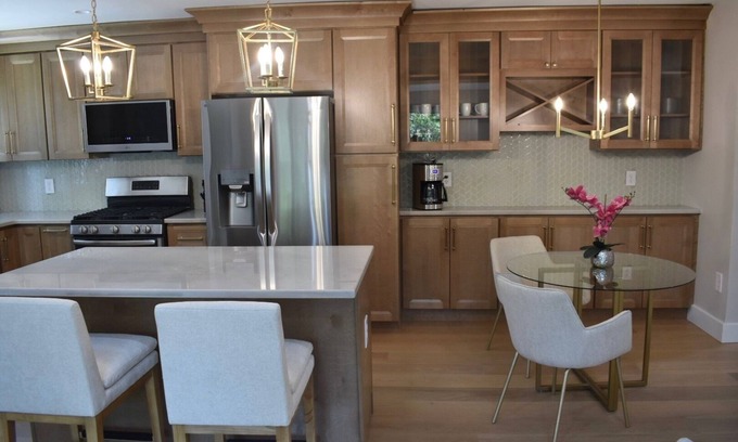 Troy Casa | Stylish Renovated Ranch, 4 Bed/ 3.5 Bath, North Troy in Private Cul-de-Sac