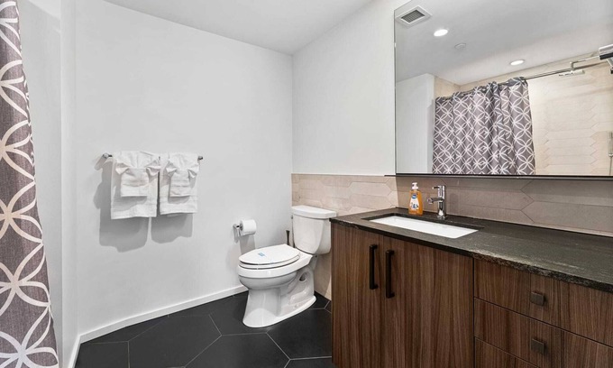 D Street - West Broadway Apartamento | Stylish Retreat in Boston 3BR 2BA, W&d in unit