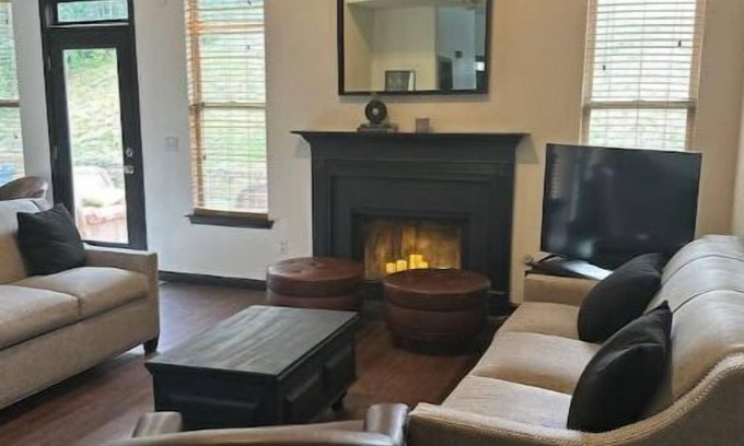 Adairsville Casa | Stylish Retreat in Adairsville: with Arcade Machine and Shared Pool