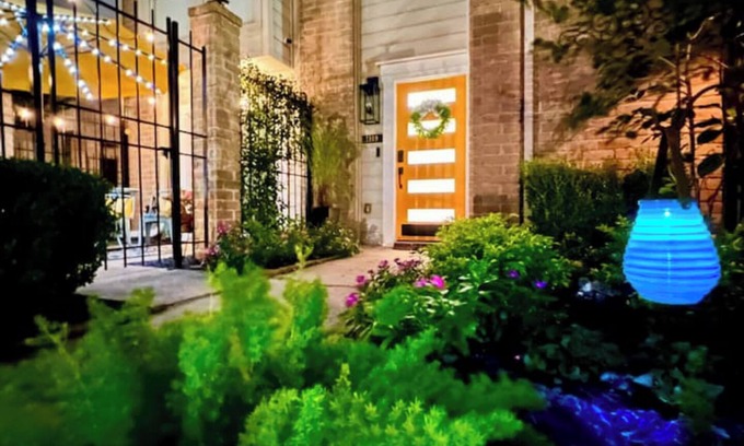 Memorial Casa | Stylish Retreat 5-Star Location, Deck & Pool!