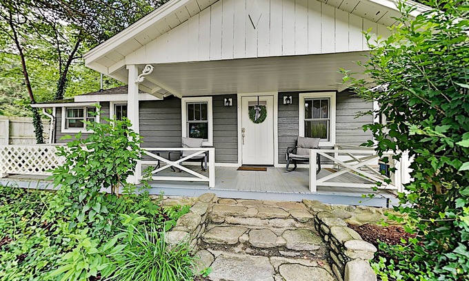 Ridgecrest Casa | Stylish retreat just outside Asheville & minutes from hiking w/deck & patio